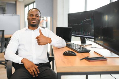 Gerçek zamanlı Yatırım Çizelgeleri ile Çoklu İzleyici Çalışma İstasyonu ile Bilgisayar üzerinde çalışan Borsa Günü Tüccarı.