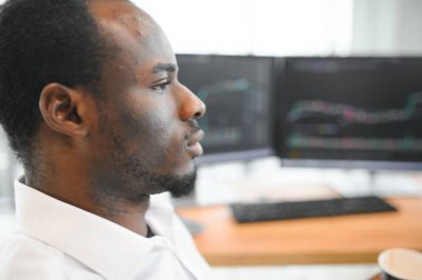 Gerçek zamanlı Yatırım Çizelgeleri ile Çoklu İzleyici Çalışma İstasyonu ile Bilgisayar üzerinde çalışan Borsa Günü Tüccarı.