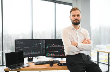 Finansal Analistler ve Günlük Tüccarlar Gerçek zamanlı Borsa, Borsa ve Borsa Çizelgeleri ile Çoklu İzleyici Çalışma İstasyonlarında Çalışıyor.