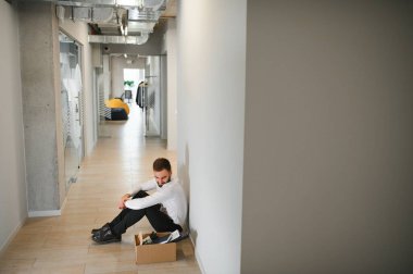 Ofiste katta oturan takım elbiseli sinirli adam ateş.