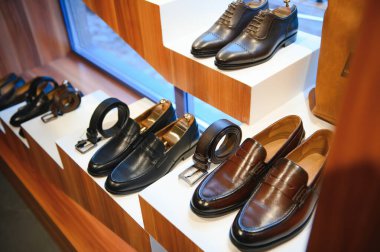 Ayakkabı mağazasında erkek ayakkabıları sergileniyor.