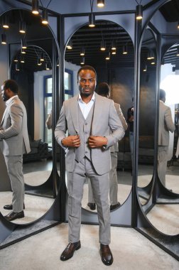 Yakışıklı bir Afrikalı beyefendi zarif bir takım elbise alıyor..