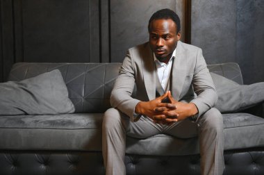 Klasik takım elbiseli başarılı bir siyahi iş adamı..