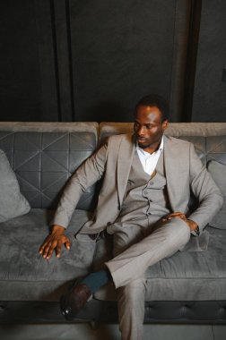 Klasik takım elbiseli başarılı bir siyahi iş adamı..