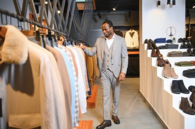 Yakışıklı bir Afrikalı beyefendi zarif bir takım elbise alıyor..