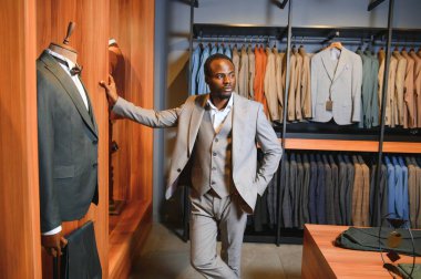Yakışıklı bir Afrikalı beyefendi zarif bir takım elbise alıyor..
