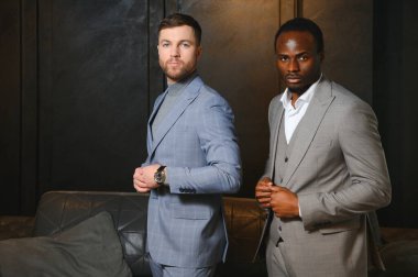 Klasik takım elbiseli iki yakışıklı gencin portresi. Erkek güzelliği, moda.