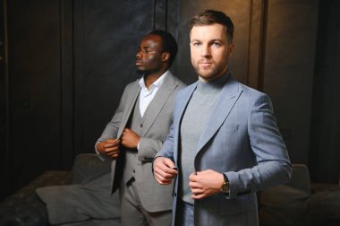 Klasik takım elbiseli iki yakışıklı gencin portresi. Erkek güzelliği, moda.