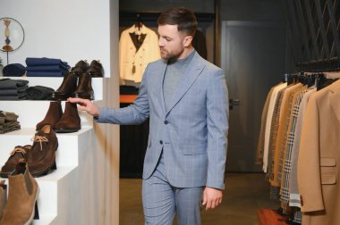 satır uygun dükkan karşı klasik yelek işadamı.