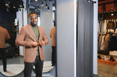 Yakışıklı bir Afrikalı beyefendi zarif bir takım elbise alıyor..