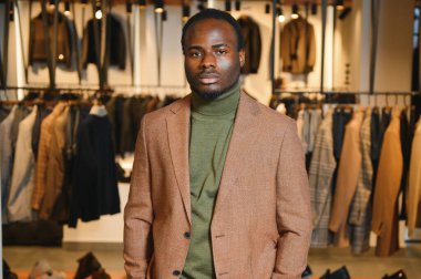 Yakışıklı bir Afrikalı beyefendi zarif bir takım elbise alıyor..