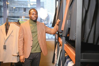 Klasik davalı Afrikalı İşadamı dükkandaki takım elbiseli adamlara karşı.