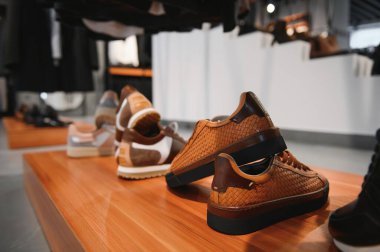 Ayakkabı mağazasında erkek ayakkabıları sergileniyor.