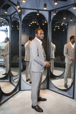 Yakışıklı bir Afrikalı beyefendi zarif bir takım elbise alıyor..