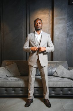 Yakışıklı bir Afrikalı beyefendi zarif bir takım elbise alıyor..