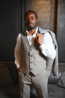 Klasik takım elbiseli başarılı bir siyahi iş adamı..