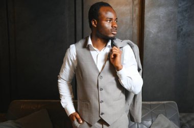 Klasik takım elbiseli başarılı bir siyahi iş adamı..