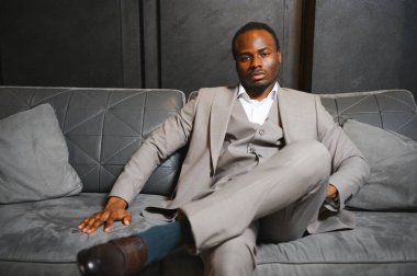 Klasik takım elbiseli başarılı bir siyahi iş adamı..