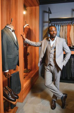 Dükkanda takım elbise giyen yakışıklı bir Afrikalı..