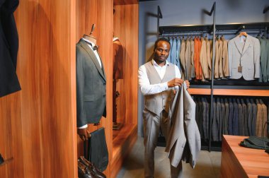 Dükkanda takım elbise giyen yakışıklı bir Afrikalı..