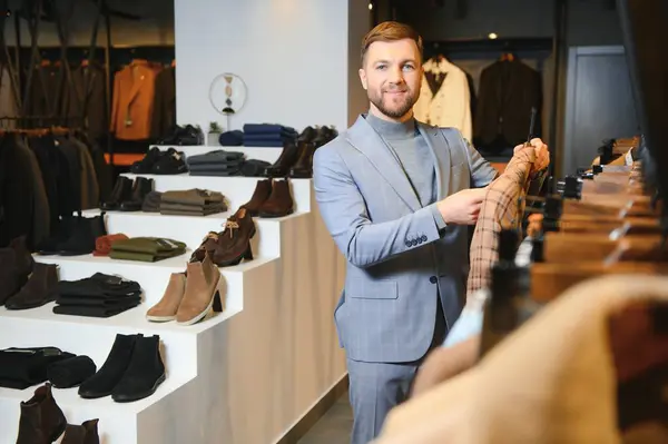 satır uygun dükkan karşı klasik yelek işadamı.