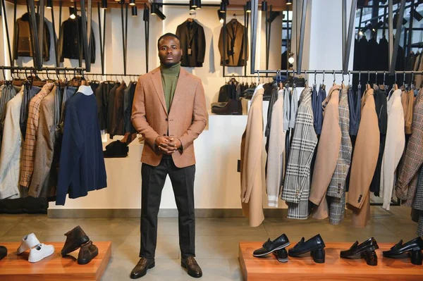 Genç Afrikalı adam giyim mağazasından alışveriş yapıyor..