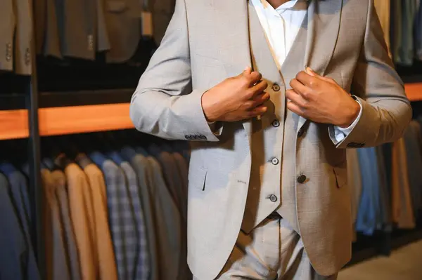 Genç Afrikalı adam giyim mağazasından alışveriş yapıyor..