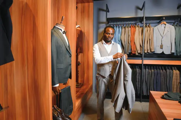 Dükkanda takım elbise giyen yakışıklı bir Afrikalı..