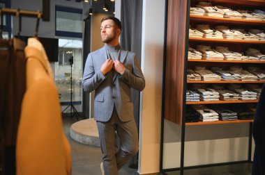 satır uygun dükkan karşı klasik yelek işadamı.