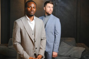 Klasik takım elbiseli iki yakışıklı gencin portresi. Erkek güzelliği, moda.