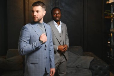 Klasik takım elbiseli iki yakışıklı gencin portresi. Erkek güzelliği, moda.