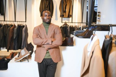 Yakışıklı bir Afrikalı beyefendi zarif bir takım elbise alıyor..