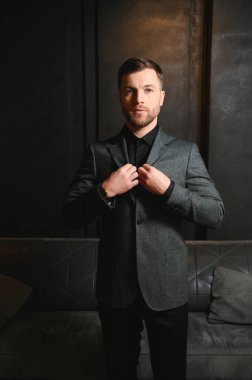 Saygıdeğer, şık takım elbiseli, apartmanlı, şık görünümlü yakışıklı bir adam. Erkek güzelliği, moda.