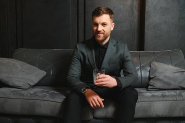 Saygıdeğer, şık takım elbiseli, apartmanlı, şık görünümlü yakışıklı bir adam. Erkek güzelliği, moda.