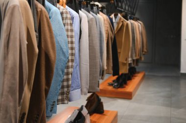 Erkek giyim mağazası, takım elbise mankeni..