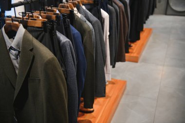 Erkek giyim mağazası, takım elbise mankeni..