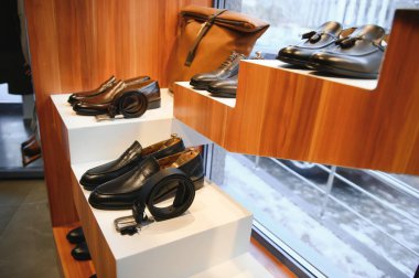 Ayakkabı mağazasında erkek ayakkabıları sergileniyor.