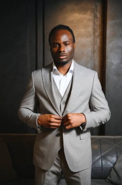 Klasik takım elbiseli başarılı bir siyahi iş adamı..