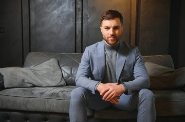 Saygıdeğer, şık takım elbiseli, apartmanlı, şık görünümlü yakışıklı bir adam. Erkek güzelliği, moda.