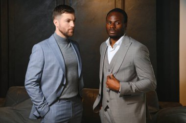 Klasik takım elbiseli iki yakışıklı gencin portresi. Erkek güzelliği, moda.