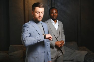 Klasik takım elbiseli iki yakışıklı gencin portresi. Erkek güzelliği, moda.