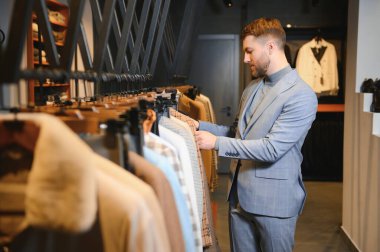 satır uygun dükkan karşı klasik yelek işadamı.