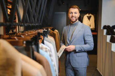 satır uygun dükkan karşı klasik yelek işadamı.