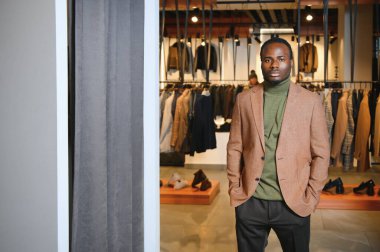 Dükkanda takım elbise giyen yakışıklı bir Afrikalı..