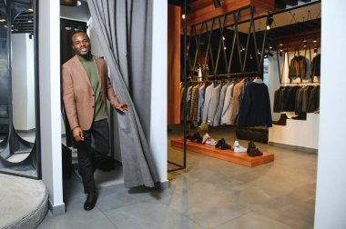 Yakışıklı bir Afrikalı beyefendi zarif bir takım elbise alıyor..