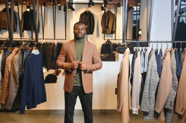 Dükkanda takım elbise giyen yakışıklı bir Afrikalı..