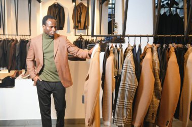 Klasik davalı Afrikalı İşadamı dükkandaki takım elbiseli adamlara karşı.