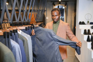 Dükkanda takım elbise giyen yakışıklı bir Afrikalı..