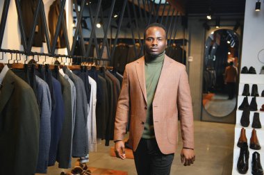 Klasik davalı Afrikalı İşadamı dükkandaki takım elbiseli adamlara karşı.