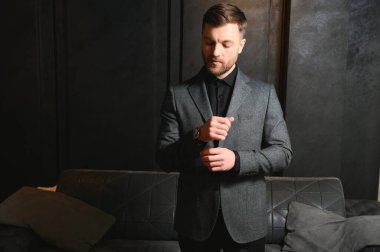 Saygıdeğer, şık takım elbiseli, apartmanlı, şık görünümlü yakışıklı bir adam. Erkek güzelliği, moda.